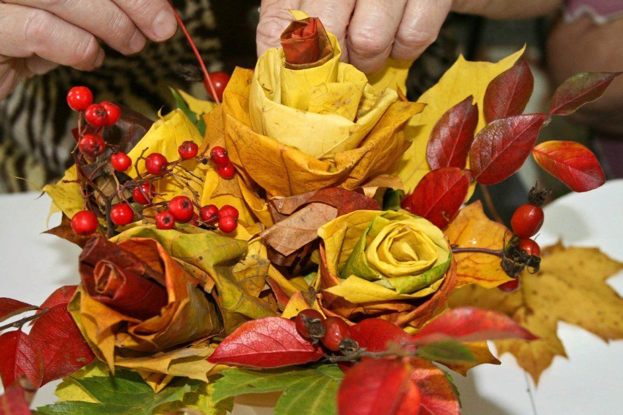 Осень букет роз. Экибана осенние фантазии. Осенний букет. Осенняя композиция. Букет из листьев.