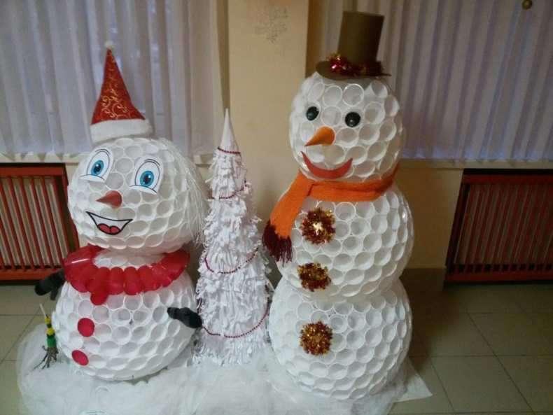 Снеговик из пластиковых стаканчиков своими руками