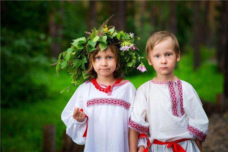 Где дети русских. Славянские дети. Славянские Наряды для детей. Русские народные костюмы для детей. Дети в славянских костюмах.