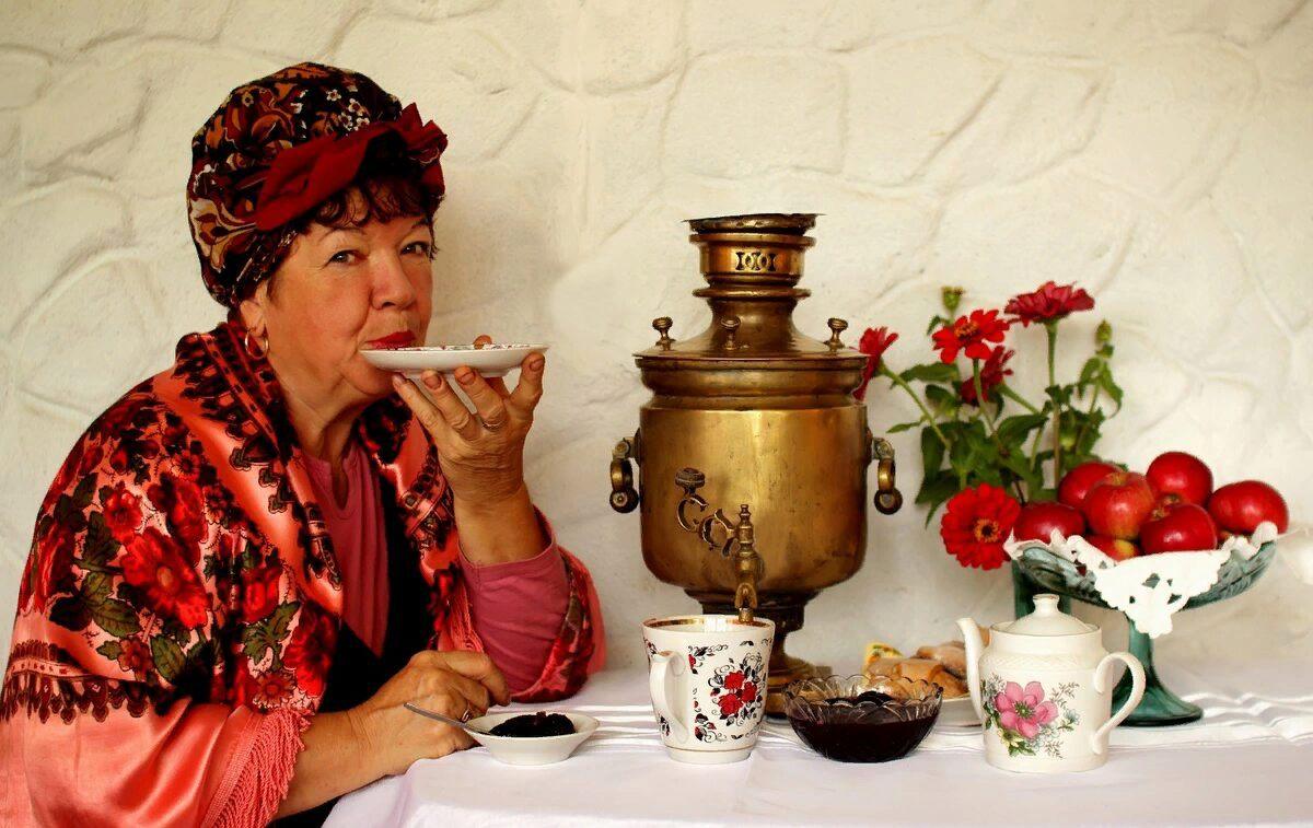 Бабушка с самоваром. Посиделки у самовара. Самовар чай. Посиделки для пожилых. В накладку пить чай