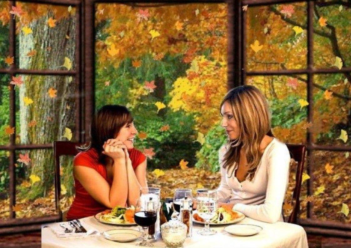 Разговор 2 подруг. Подруги за столом. Две женщины за столом. Чаепитие с подругами. Две подруги за столом.