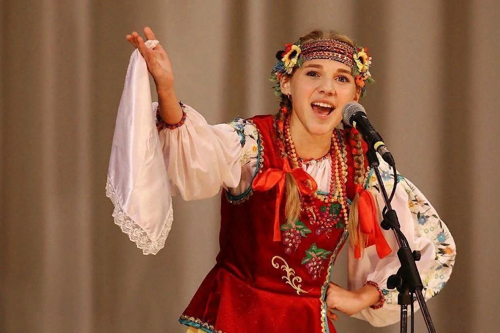 Вокал народная песня. Музыкальный фольклор. Русское народное пение. Девушка в народном костюме поет. Фольклорное пение.