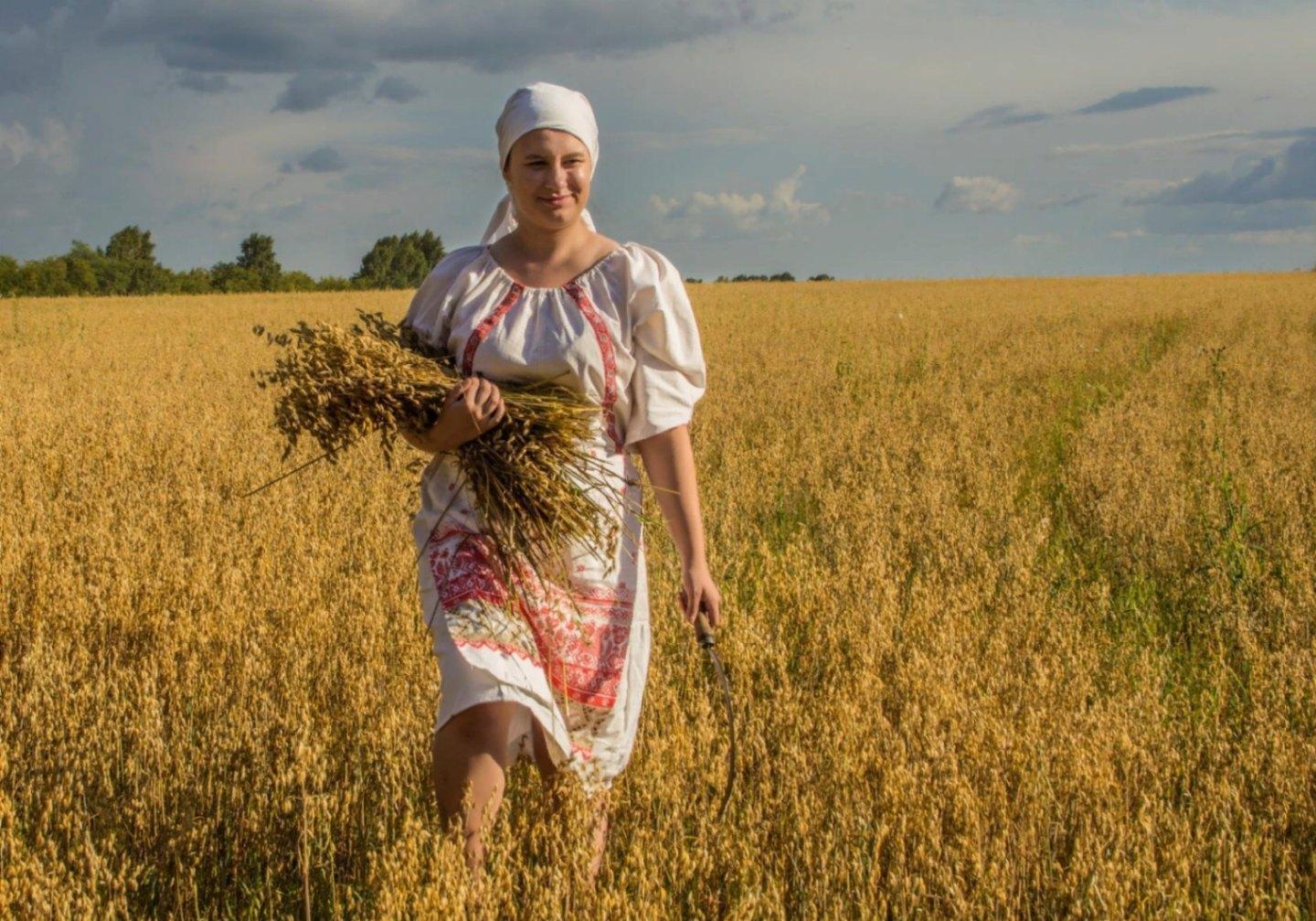 Пышущая зноем. Сельские женщины. Крупная деревенская женщина. Деревенские бабы. Крупные сельские женщины.