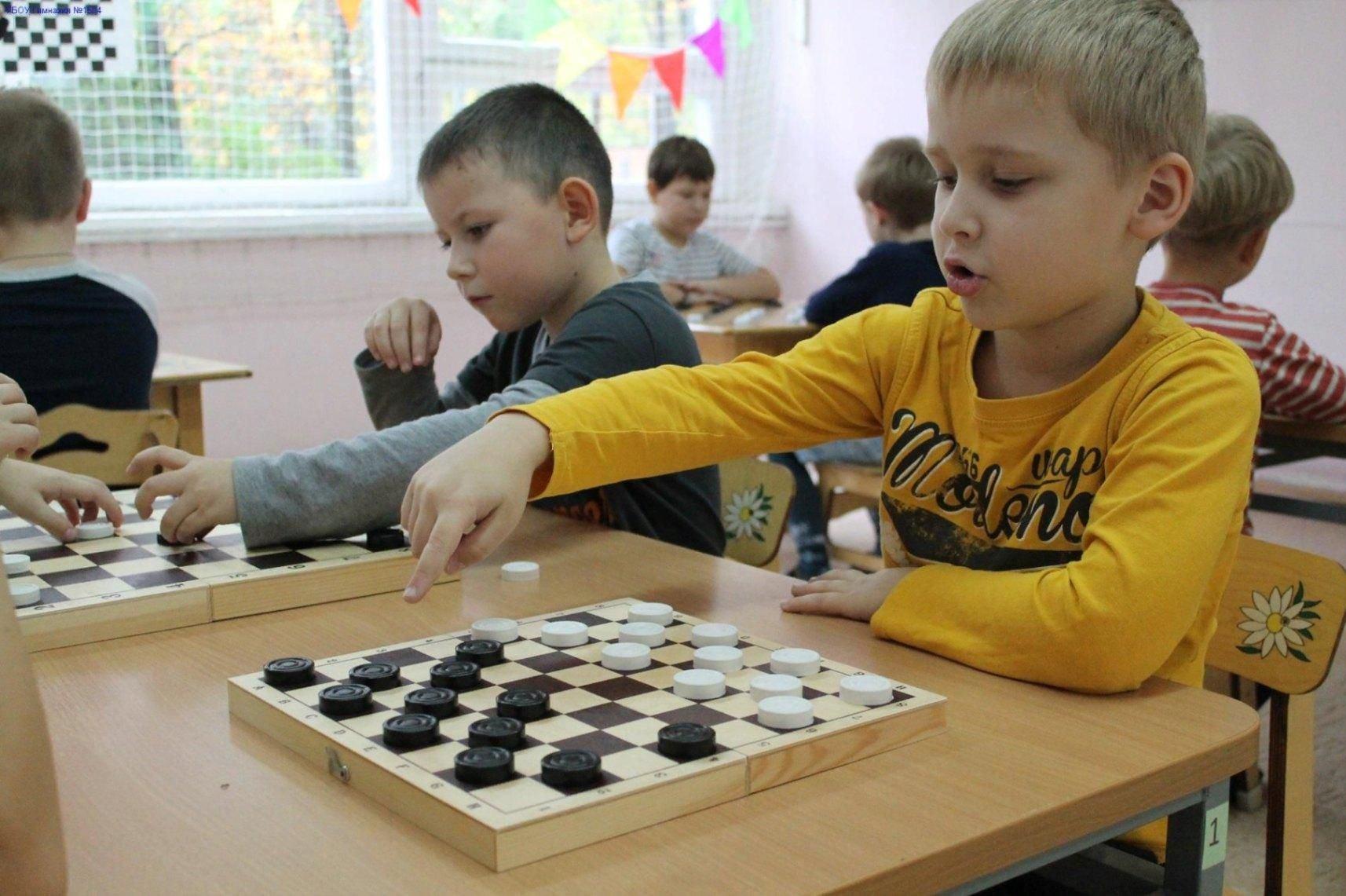 Шахматы белово. Шашки соревнования. Шашки турнир. Шашки для детей. Турнир по игре в шашки.