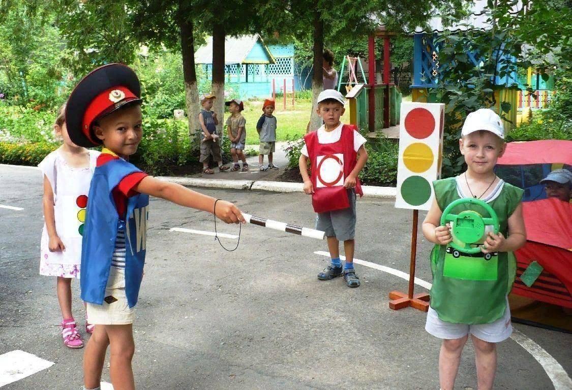 Ребенок играет на дороге. ПДД для садика. Правилам дорожного движения в детском саду. Детям по ПДД В детском саду. Игрушки по ПДД В детском саду.