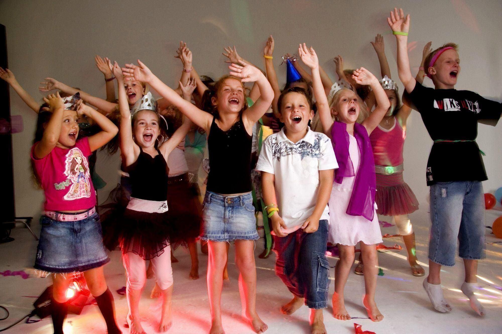 Танцы детей праздник. Танцевально развлекательная программа для детей. Дели танцуют на празднике. Вечеринка для детей. Танцевальная вечеринка для детей.