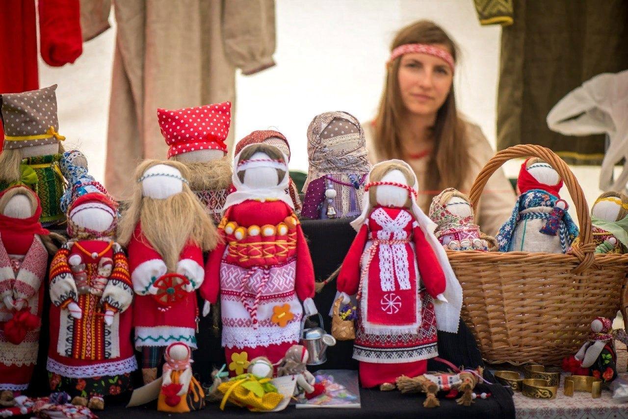 Астраханка создаёт славянские куклы-обереги