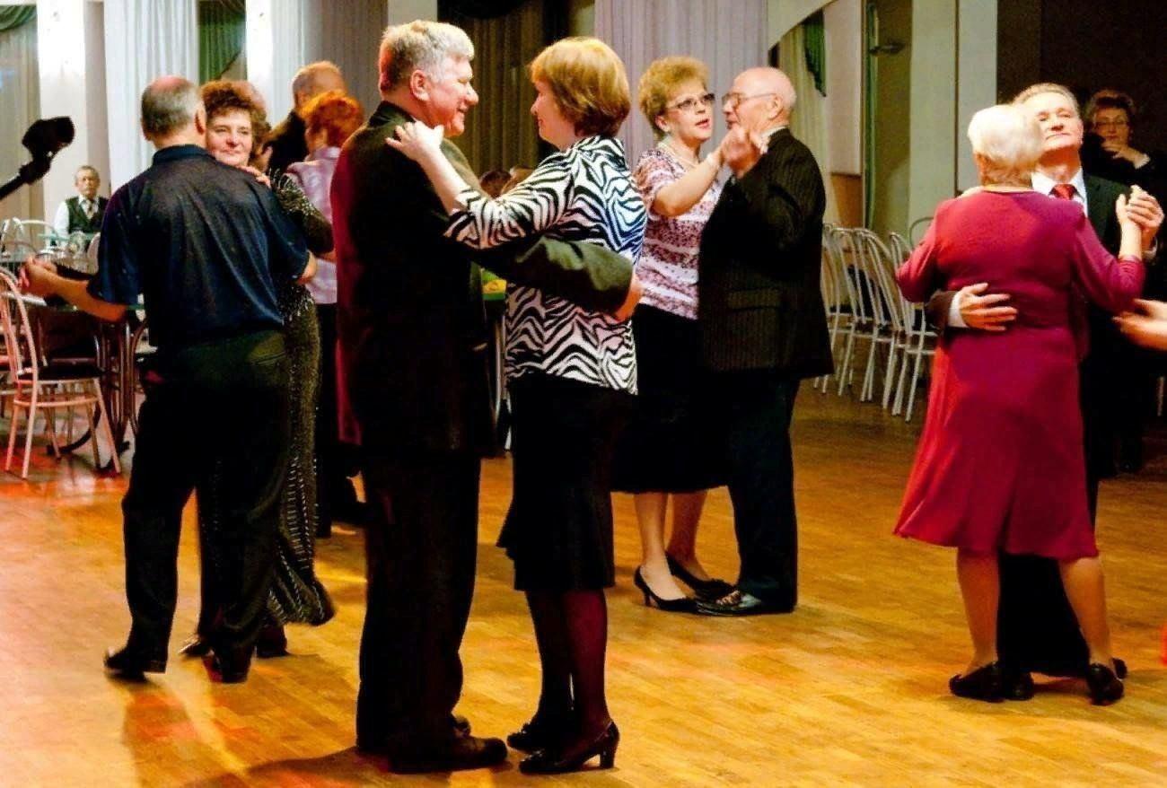 Сценарий для пожилых 23 февраля. Танцевальный вечер для пожилых людей. Танцы для пенсионеров. Танцевальный вечер для людей пожилого возраста. Вечер отдыха для пожилых.