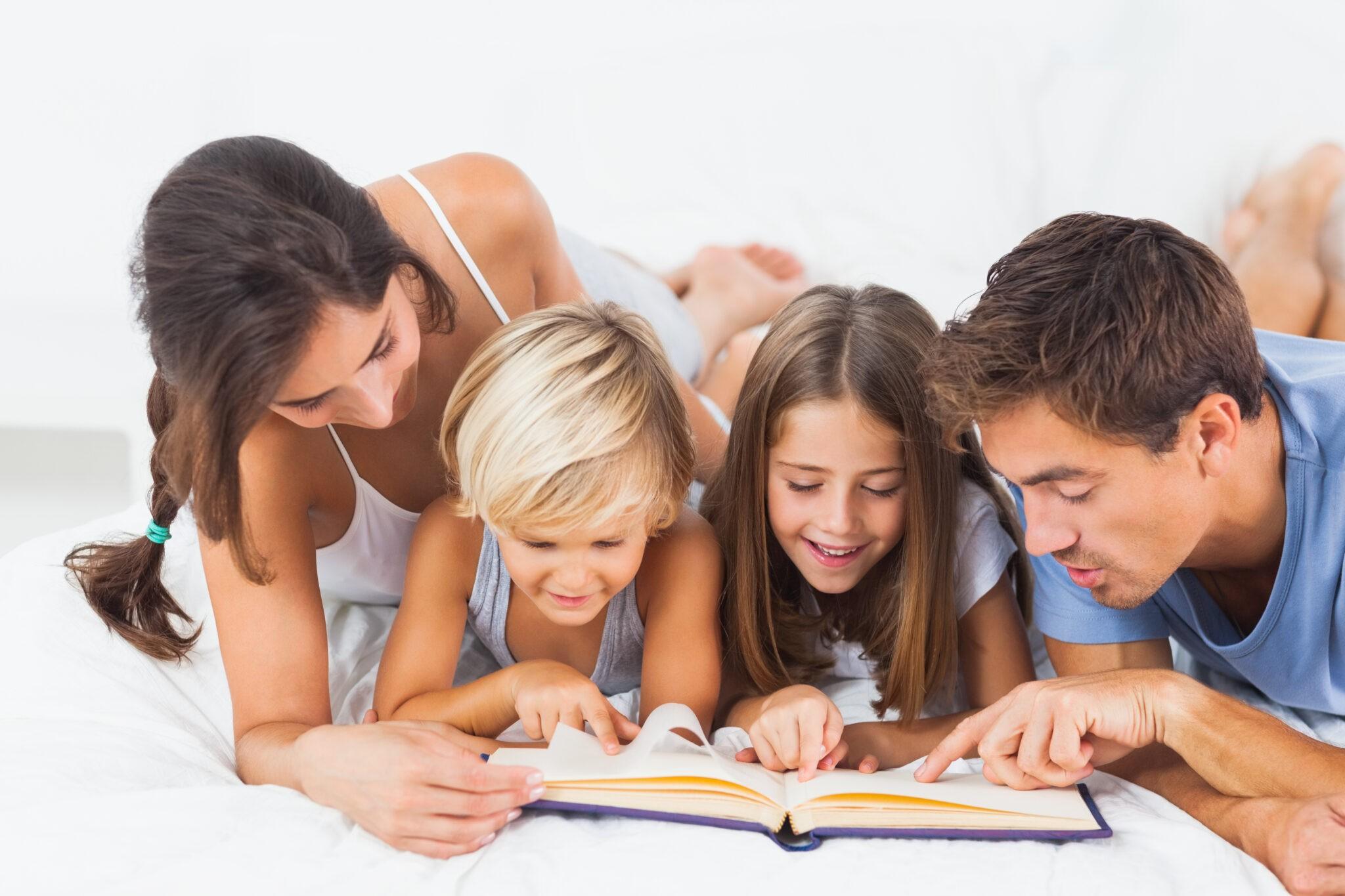 12 и 7 читать. Читающая семья. Чтение в кругу семьи. Семейное чтение картинки. Круг чтения.