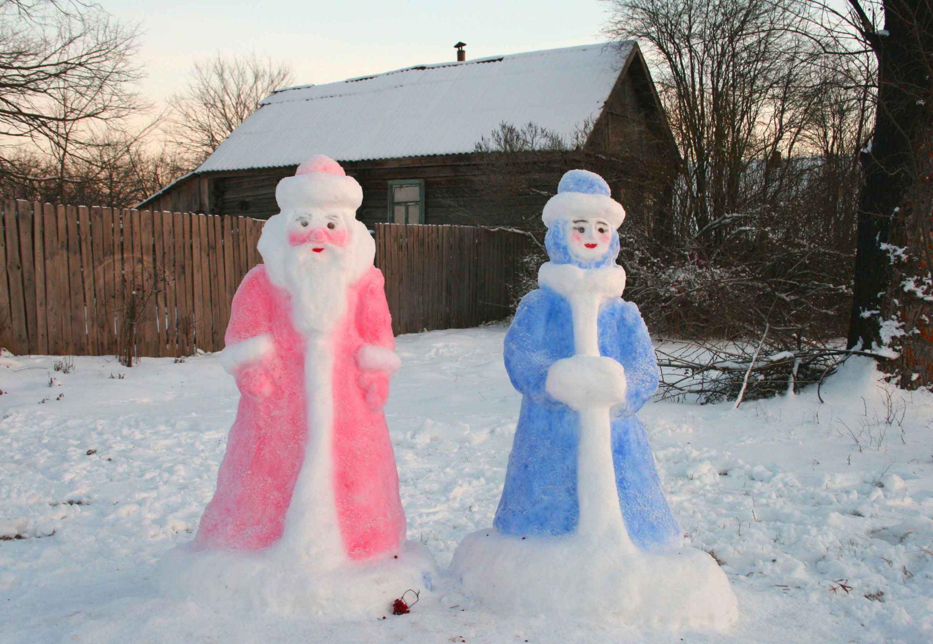 Снег снеговик снегурочка. Дед Мороз и Снегурочка из снега своими руками. Фигура Деда Мороза из снега. Фигуры Деда Мороза и Снегурочки из снега. Фигура Снегурочки из снега.