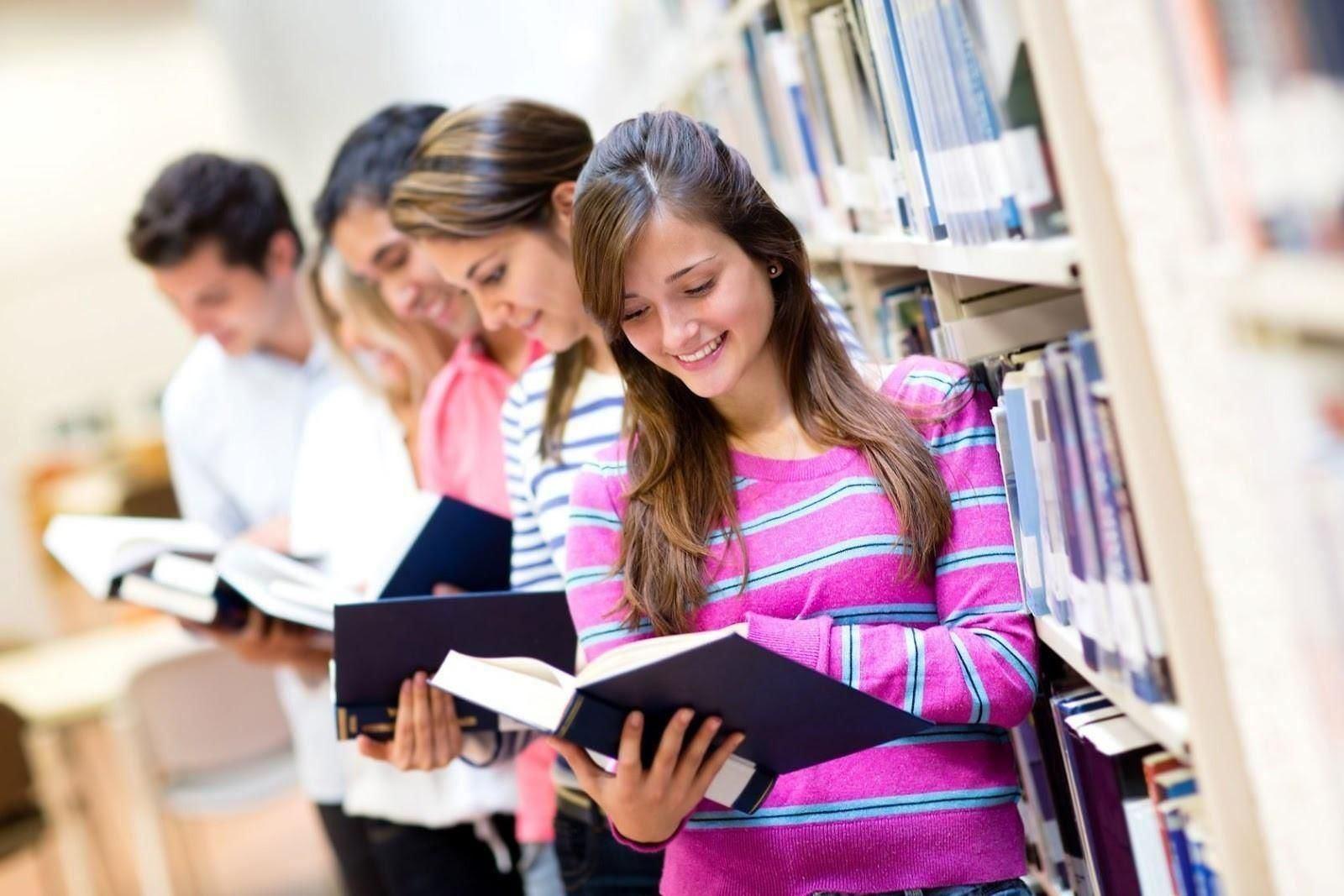 Конкурс человек читающий. Студенты в библиотеке. Подросток с книгой. Студент с книгами. Подростки в библиотеке.
