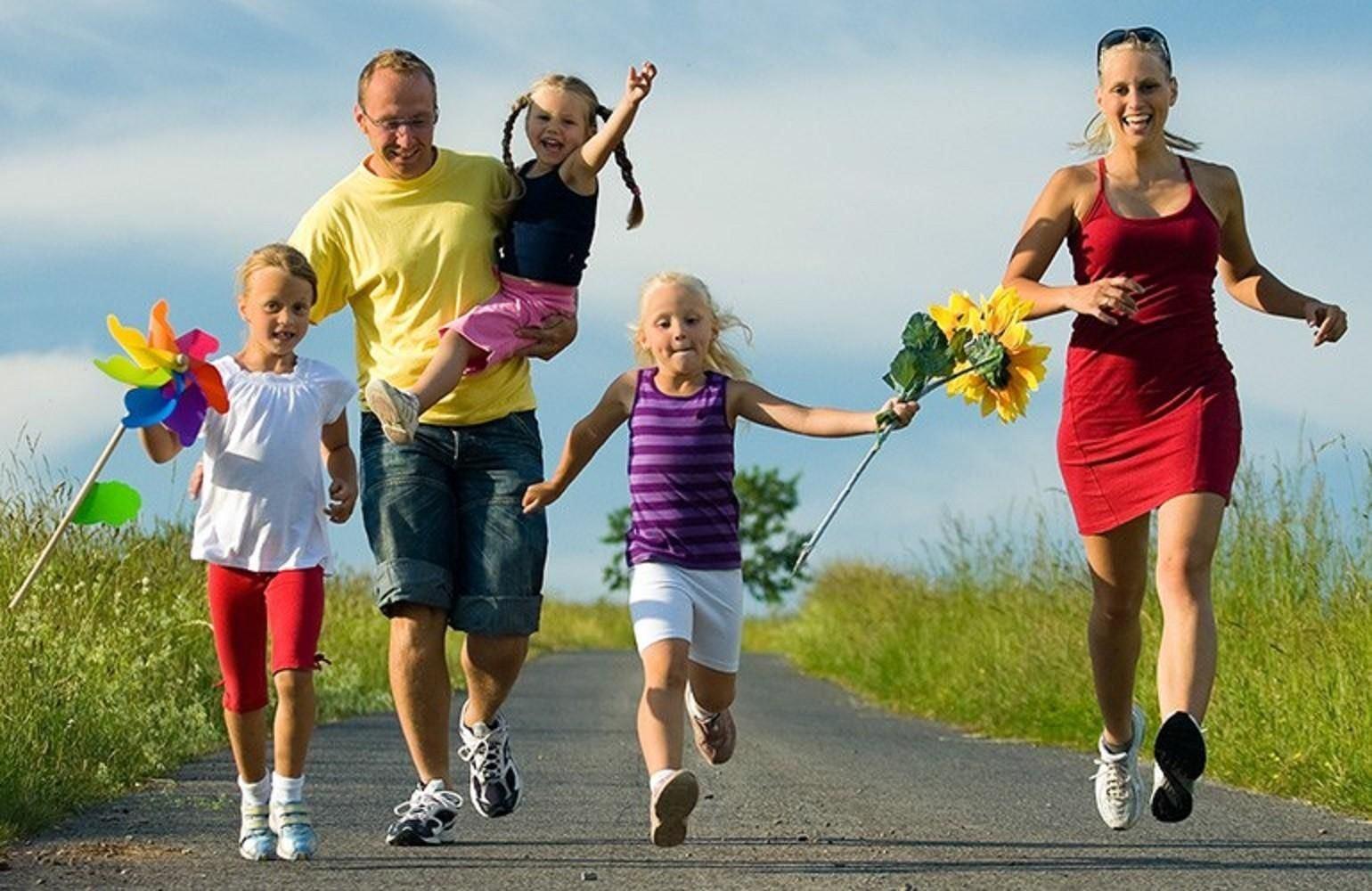 Жить со всеми и для всех. Здоровый образ жизни. Спортивная семья. Активный и здоровый образ жизни. Спортивная семья с детьми.