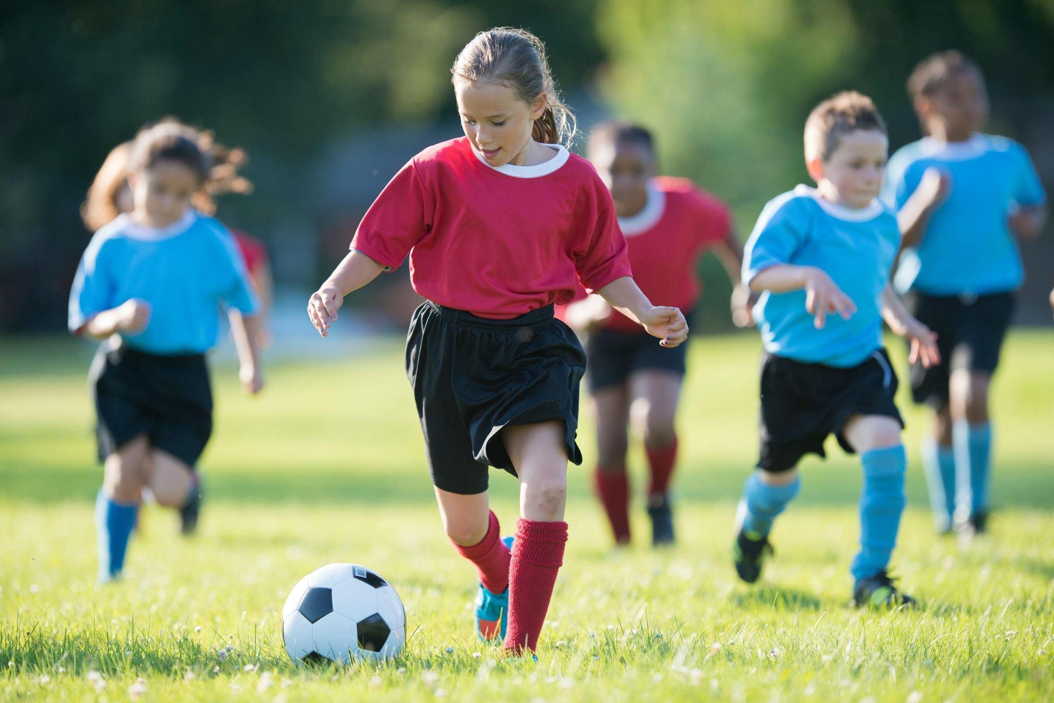 Гулять в футбол играть. Футбол дети. Спорт футбол дети. Ребенок играющий в футбол. Дети играют в футбол.