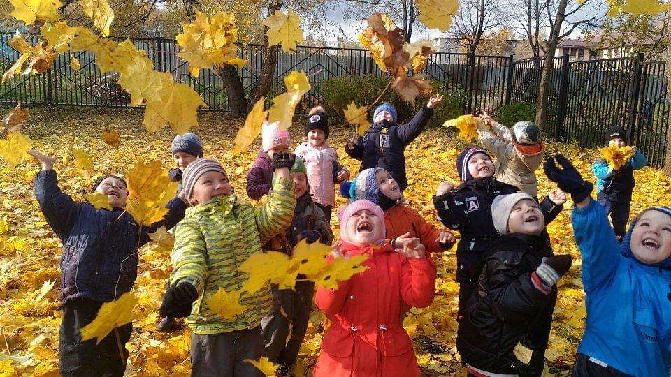 Осеннее развлечение. Осенние забавы. Осенний фестиваль. Праздник осени на улице. Осенние развлечения.