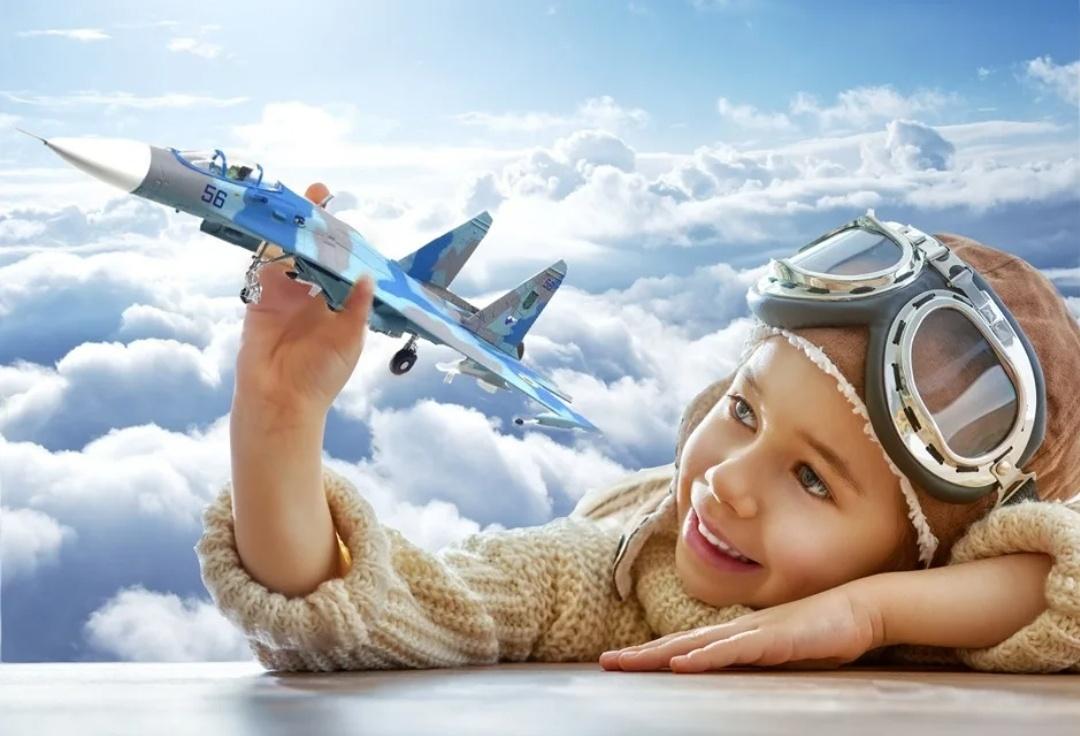 Самолет с маленьким ребенком. Пилот для детей. Летчик. Маленький летчик. Фотосессия летчик детская.