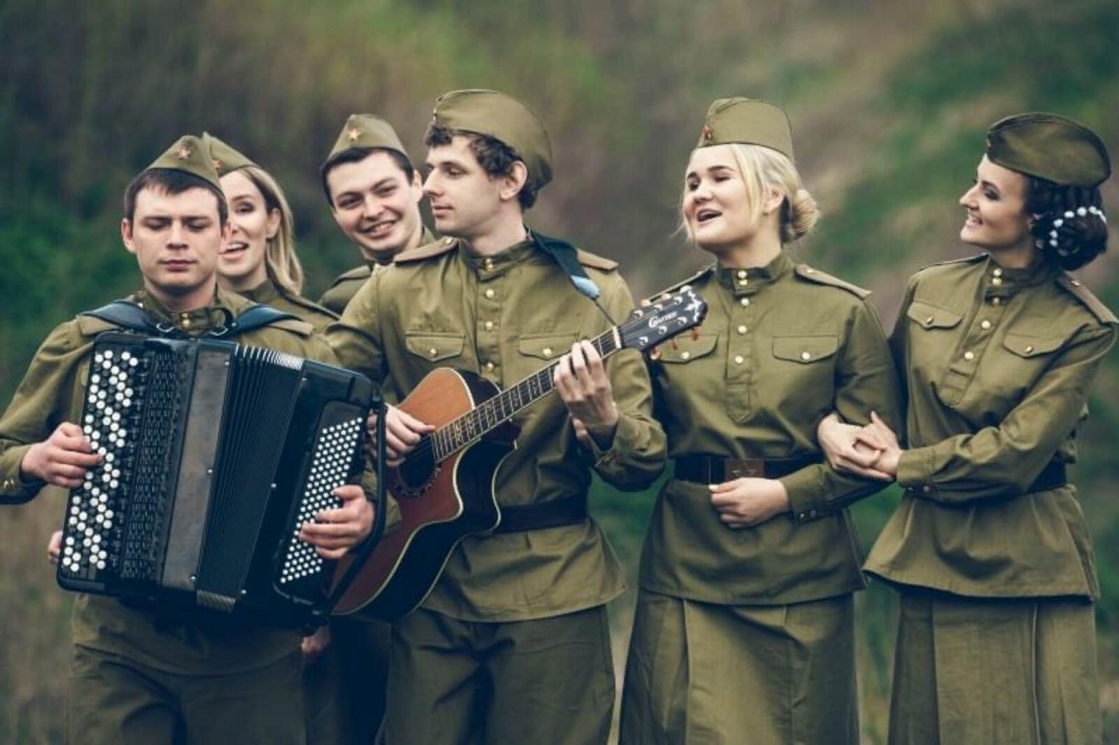 Слушать песню в исполнении. Солдаты поют. Военные годы. Фронтовые музыканты. Солдаты поют на войне.