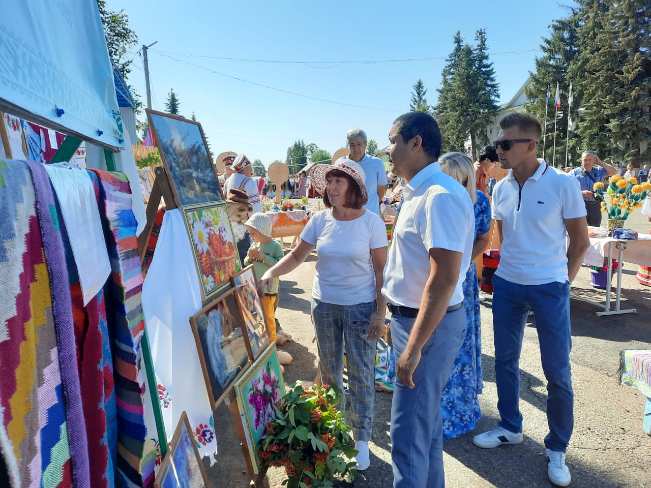 Село архангельское башкортостан. Фестиваль клумб Архангельское. Первые фестивали. Фестиваль роз в Архангельском. Фестиваль автокультура в Архангельском.