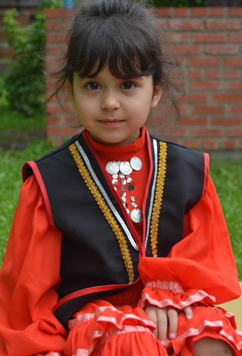 Девочка в башкирском костюме