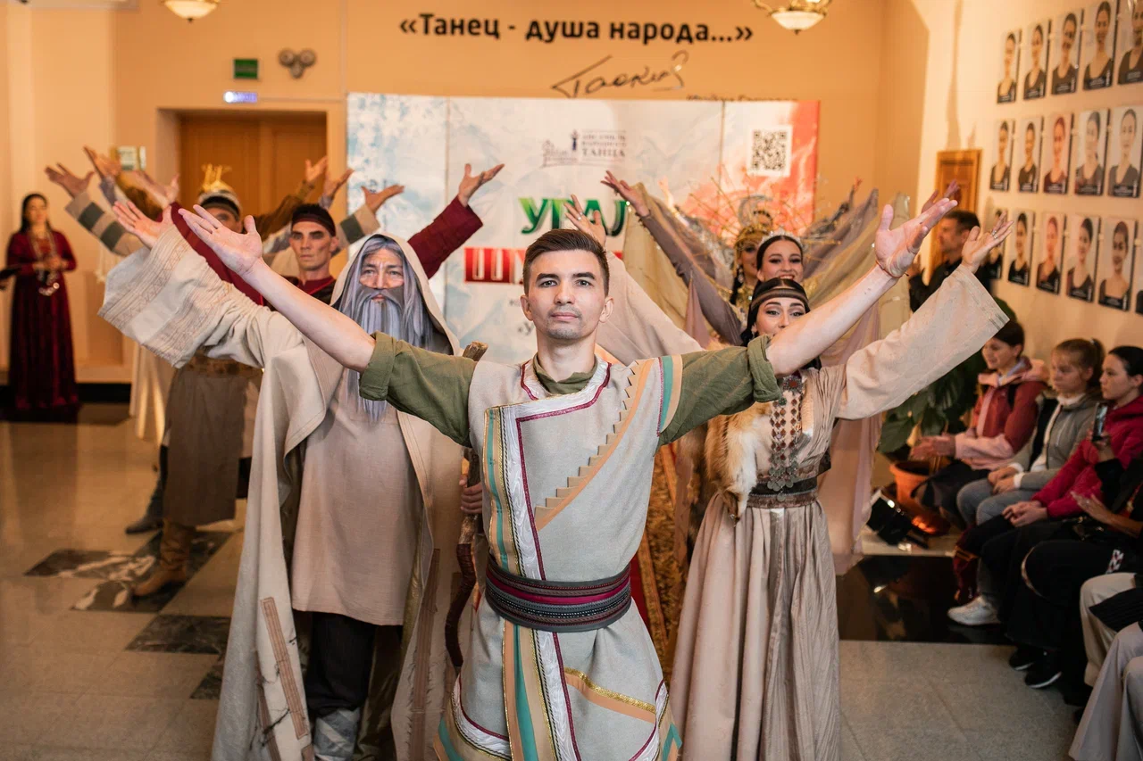 В День национального костюма  Гаскаровцы устроили показ костюмов к спектаклю «Урал и Шульген»