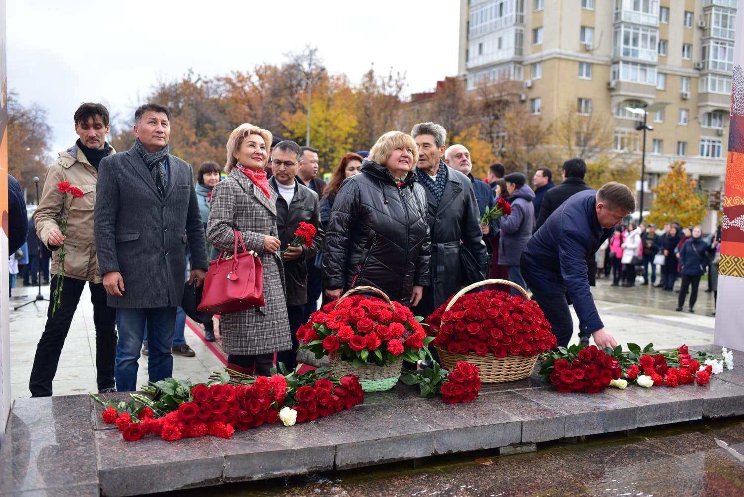 В Уфе состоялась церемония возложения цветов к памятнику народному поэту  Башкортостана Мустаю Кариму - Культурный мир Башкортостана