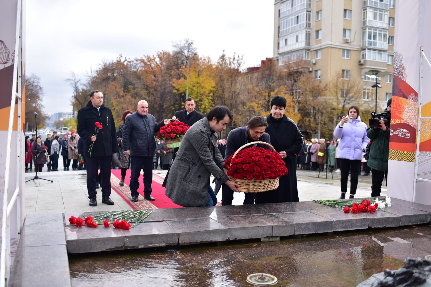 В Уфе состоялась церемония возложения цветов к памятнику народному поэту  Башкортостана Мустаю Кариму - Культурный мир Башкортостана