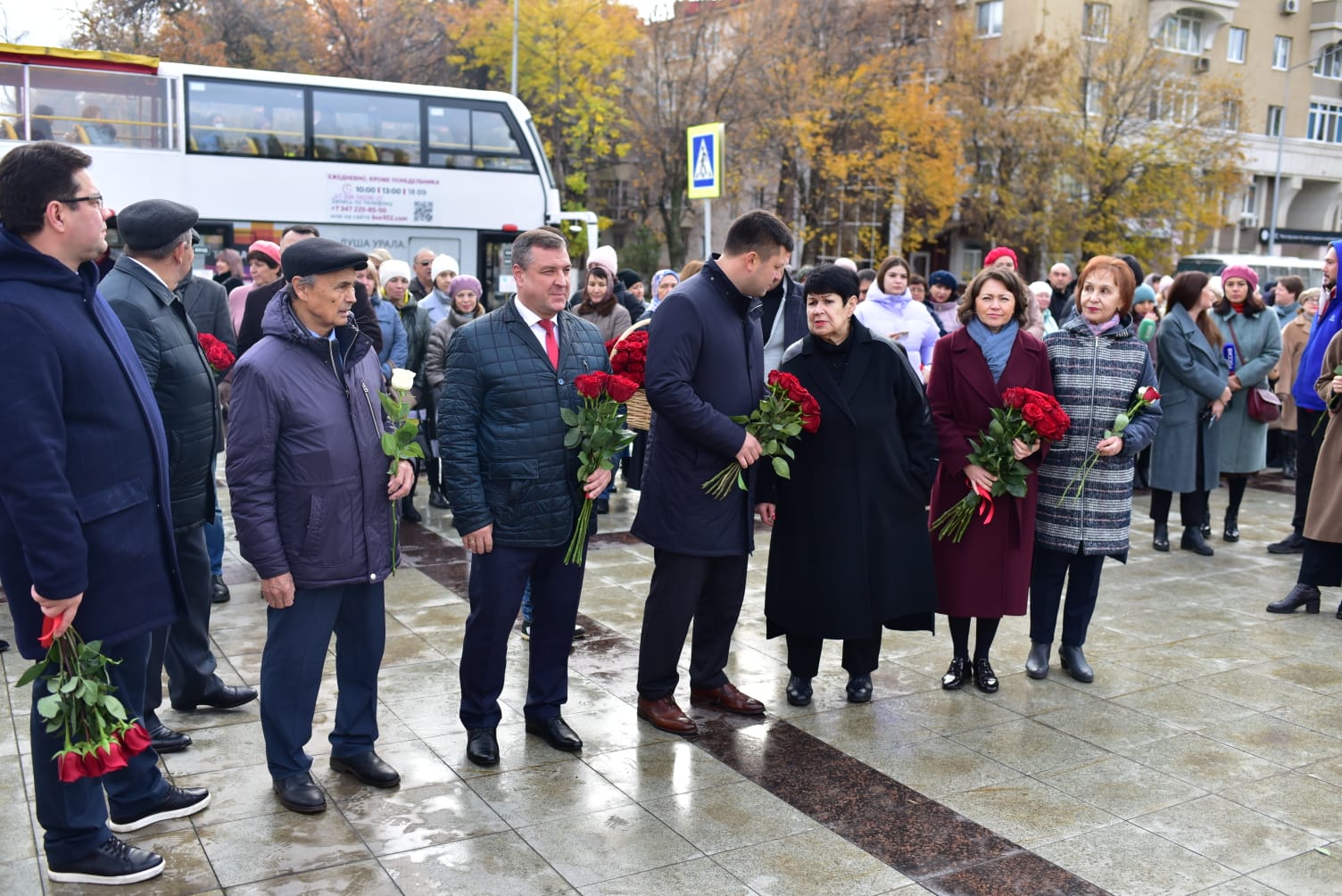 В Уфе состоялась церемония возложения цветов к памятнику народному поэту  Башкортостана Мустаю Кариму - Культурный мир Башкортостана