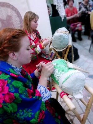 В выставочном зале «Ижад» состоялась творческая встреча с членами клуба любителей плетения на коклюшках «Плетешок»