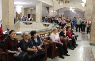 В день открытия Года театра «Нур» представил предпремьерный показ комедии «Жизнь удалась!»
