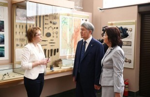 Рустэм Хамитов и Алмазбек Атамбаев посетили Музей археологии и этнографии
