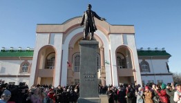 На площади перед театром «Нур» появился памятник татарскому поэту Габдулле Тукаю