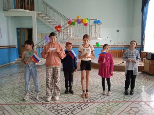 Информационно–познавательный час «Знамя Российское–знамя народное»