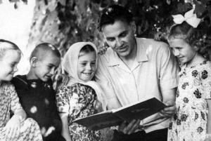 Тематическая полка «Педагог, отдавший сердце детям»