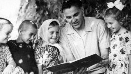 Тематическая полка «Педагог, отдавший сердце детям»