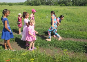 Игровая программа «Веселая лужайка»