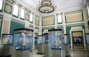 Рустэм Хамитов и Алмазбек Атамбаев посетили Музей археологии и этнографии