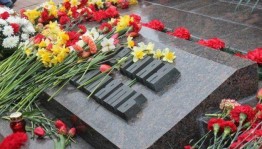 Возложение венков обелиску «Венок славы»
