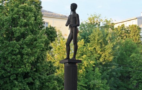 Скульптура «Мальчик с кураем»