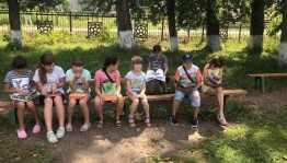 Летняя игротека «Громкие чтения на скамейке»