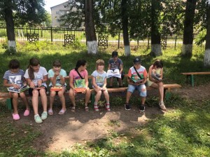 Летняя игротека «Громкие чтения на скамейке»