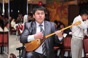 Казахстан на фестивале «Берҙәмлек» представит импровизатор казахских народных песен, композитор-певец  Азамат Мукатов