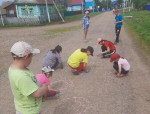 Игровая программа «Рисуем осень на асфальте»