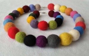 Мастер-класс по изготовлению войлочных бус «Карамель»