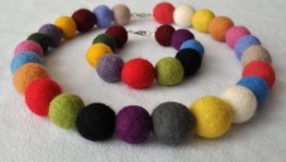 Мастер-класс по изготовлению войлочных бус «Карамель»