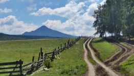 В Центральной городской библиотеке г. Уфы открылась фотовыставка  Юрия Астафьева «В путешествия с телефоном»