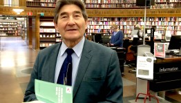 Книга Марселя Салимова передана в подарок Королеве Великобритании Елизавете II