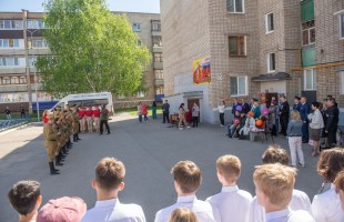 Артисты Салаватского башкирского театра поздравили ветерана Великой Отечественной войны Таиса Колышева
