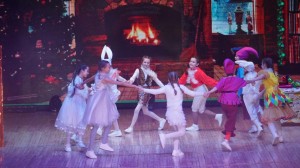 Театрализованное представление «Праздник снова всех собрал»