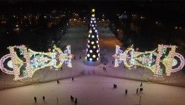 Новогодняя елка на площади Ленина в Уфе - самая высокая в России