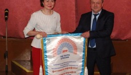 Республика милли театрҙар фестиваль-марафоны  штандарты баймаҡтарға тапшырылды