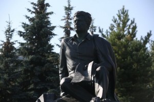 В Казани установили памятник Мустаю Кариму